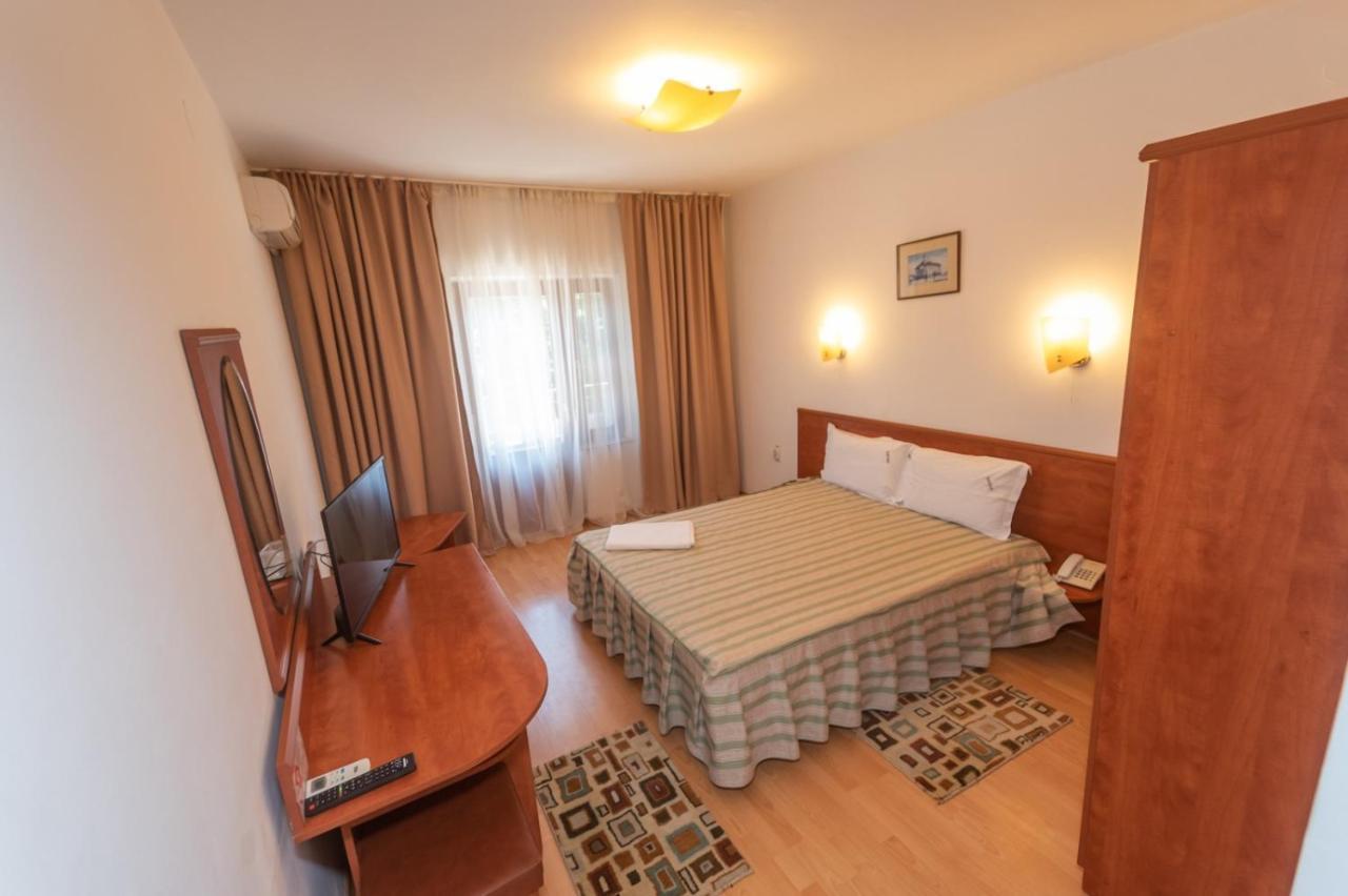 Hotel Amurg Ефорие Суд Екстериор снимка